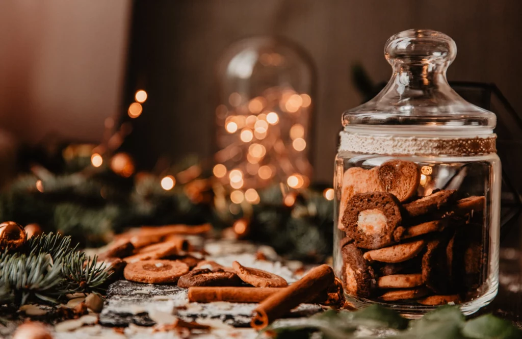 Bocal en verre rempli de gâteaux maison à offrir à Noël