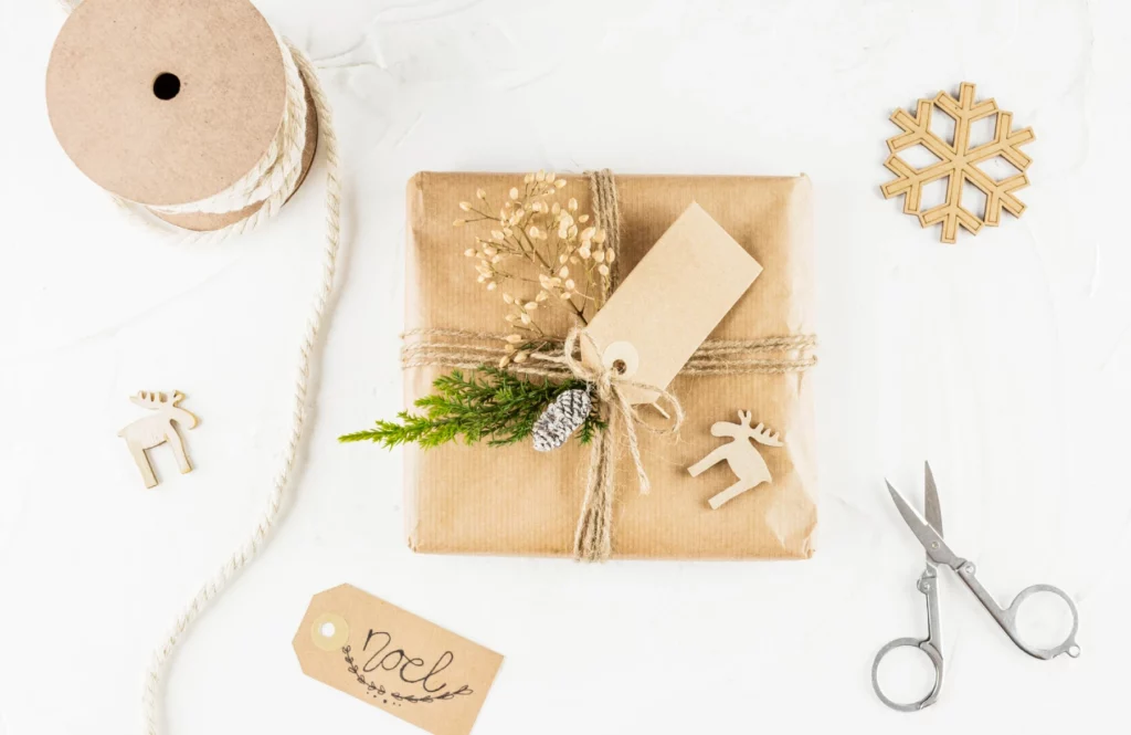 Cadeau de Noël éco-responsable emballé dans du papier kraft