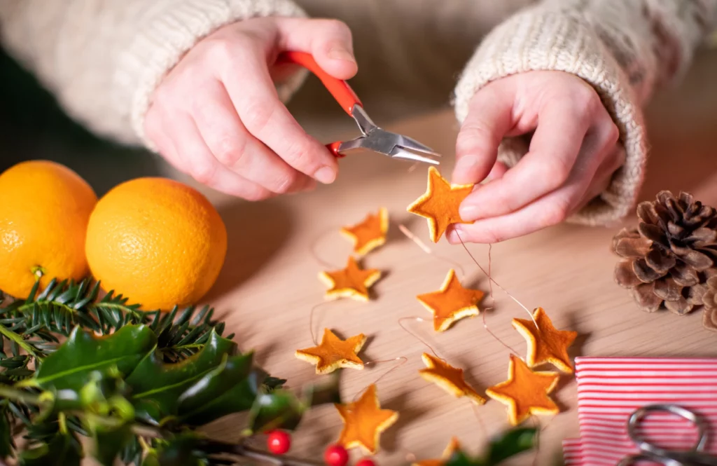 Guirlande de Noël avec des peaux de clémentines