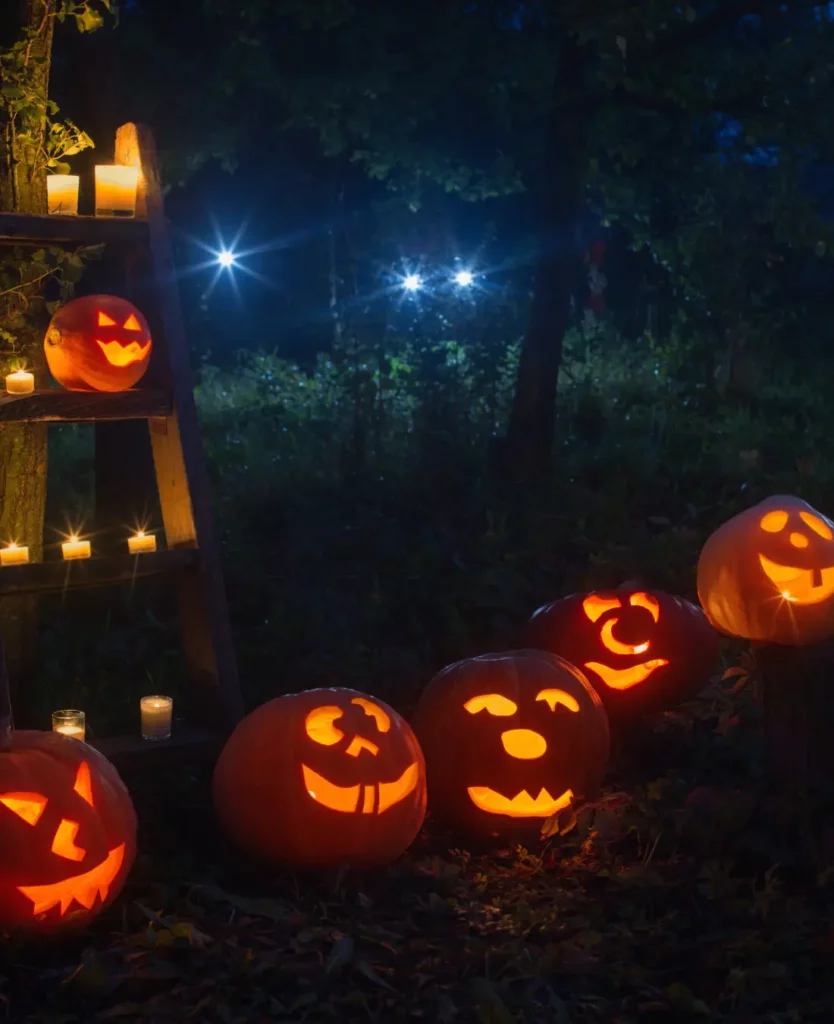 Décoration d'Halloween avec des citrouilles éclairées