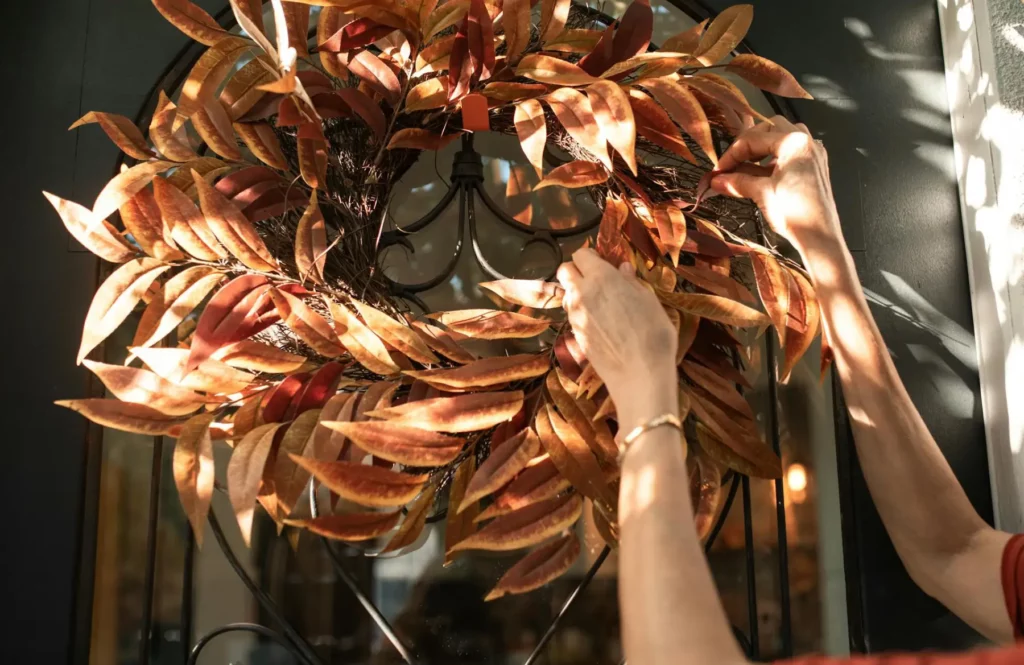 Couronne de feuilles d'automne pour la déco d'Halloween