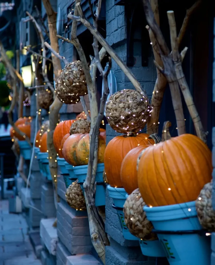 Décoration d'Halloween sur le mur d'une maison