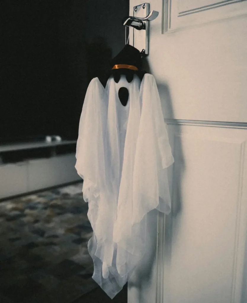 Décoration fantôme pour Halloween accrochée à une porte