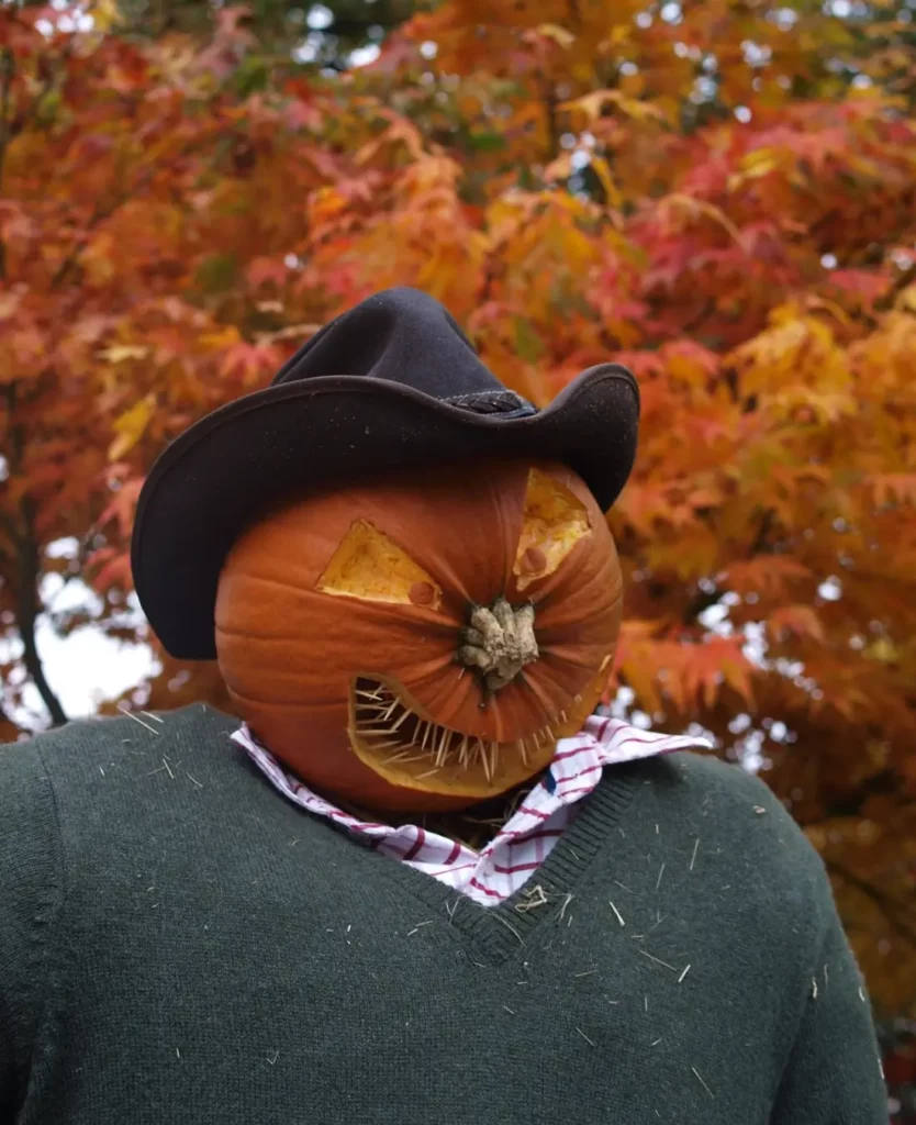 Bonhomme effrayant à la tête de citrouille pour Halloween
