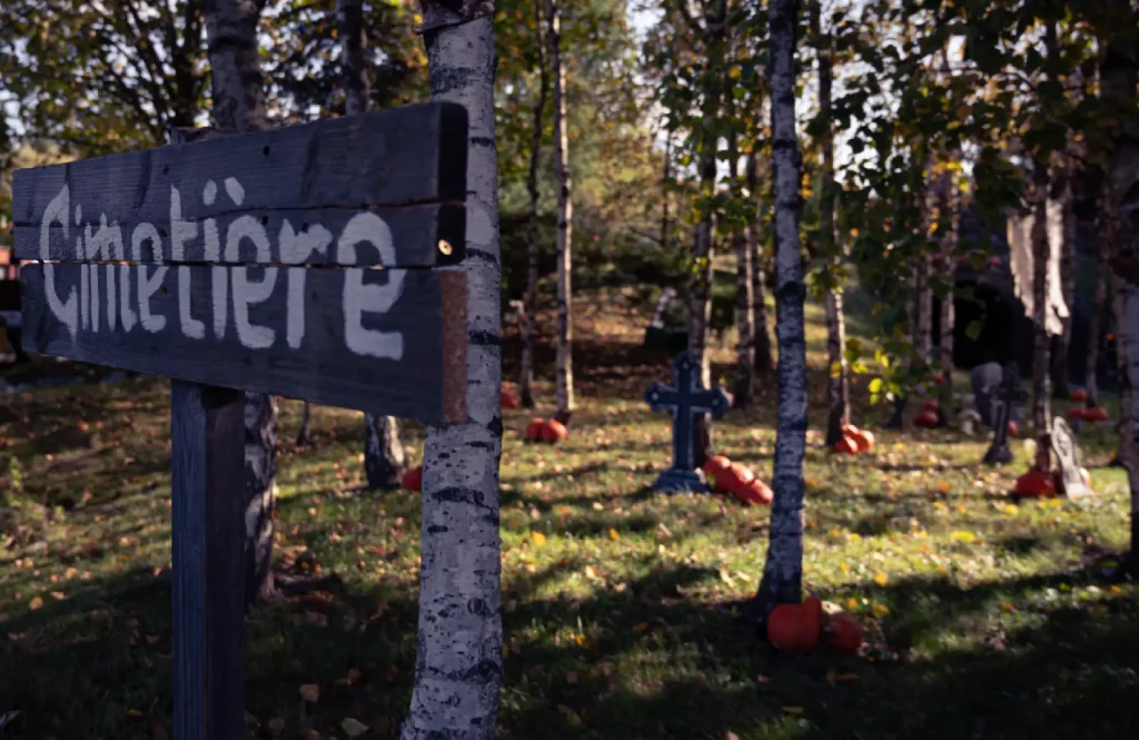 Pancarte cimetière avec des fausses tombes pour décoration d'Halloween