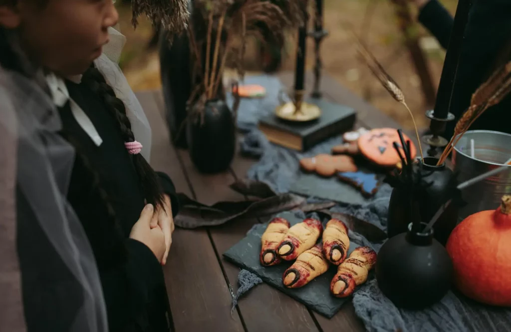 Table d'Halloween avec des vases peints en noir