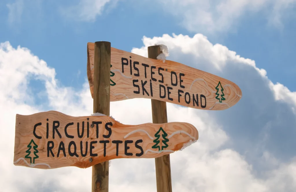 Panneaux en bois indiquant des activités responsables pour ses vacances au ski