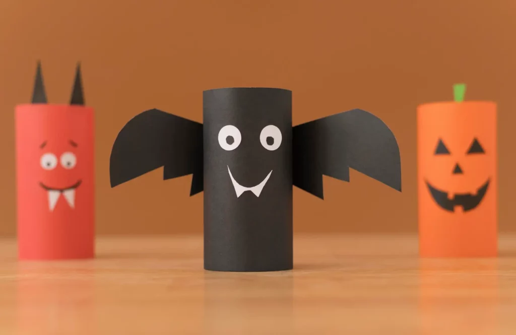 Décoration d'Hallowen avec des rouleaux de papier toilette : chauve-souris, citrouille et diable