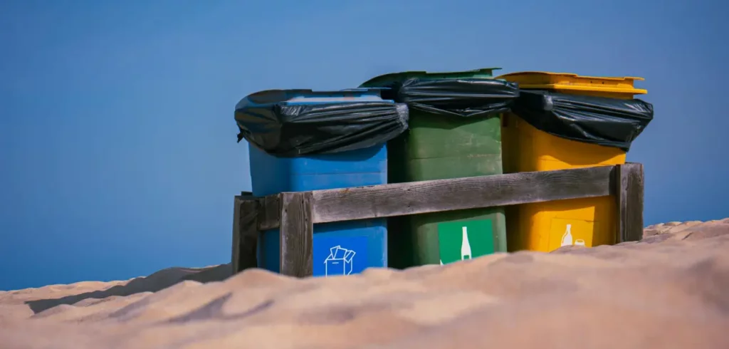 Poubelles de tri sur la plage