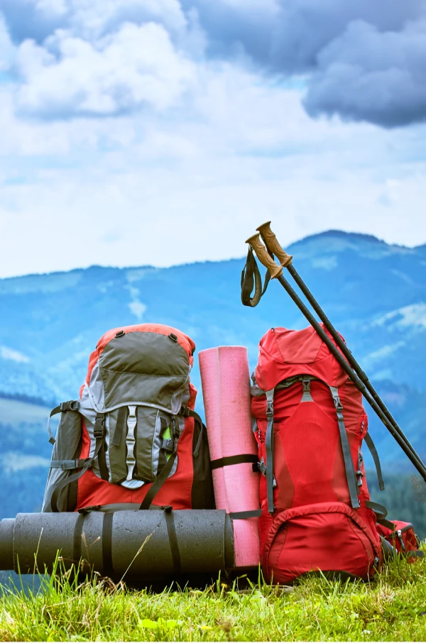 2 sac à dos de randonnée devant un paysage de montagne
