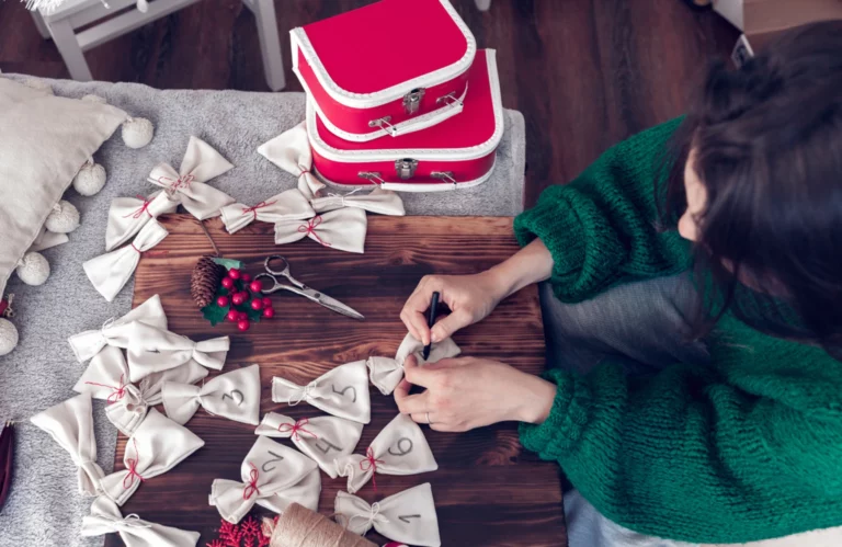 Femme en train de fabriquer un calendrier de l'avent de Noël