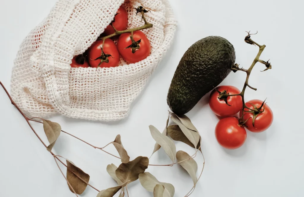 Légumes du marché dans un sac réutilisable