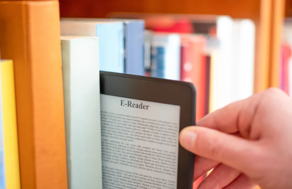 Liseuse dans une bibliothèque de livres