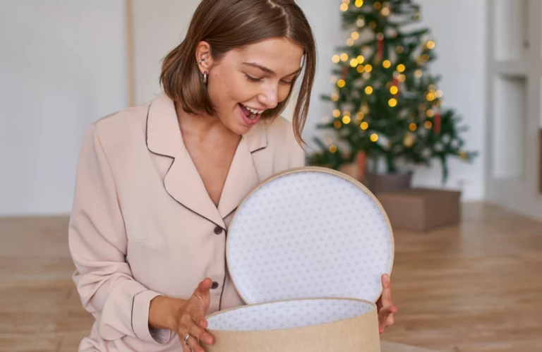 Femme heureuse d'ouvrir son cadeau de Noël responsable