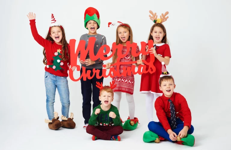 6 enfants souriants vous souhaitant un joyeux Noël