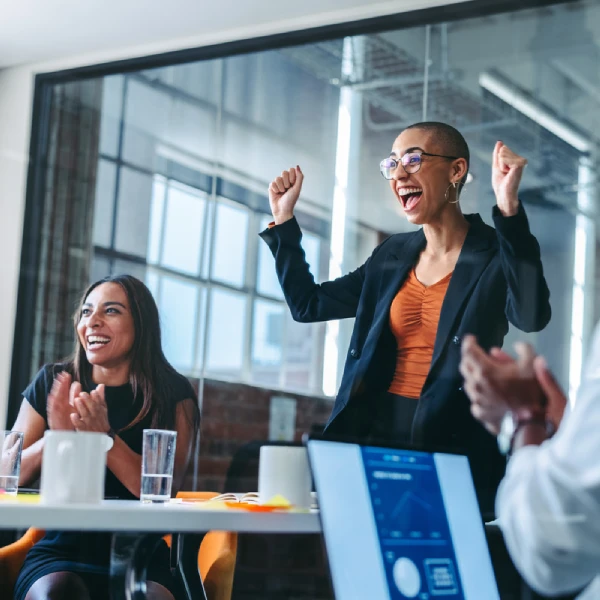 Collègues de travail qui applaudissent leur victoire