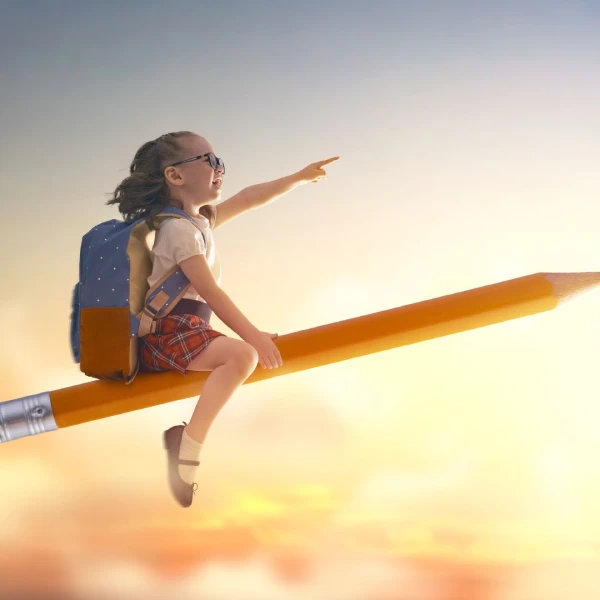 Petite fille volant sur un crayon