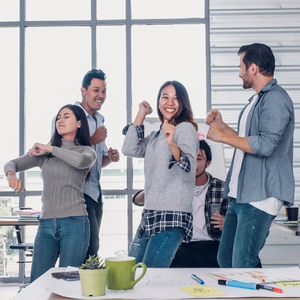 Collègues qui dansent au bureau