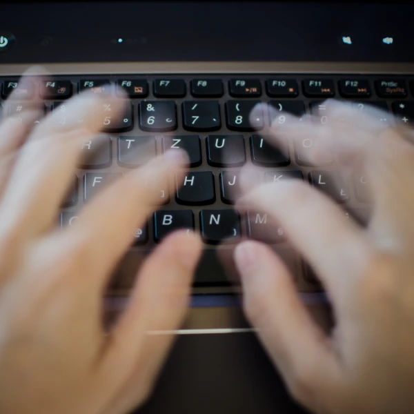 Mains tapant vite sur un clavier