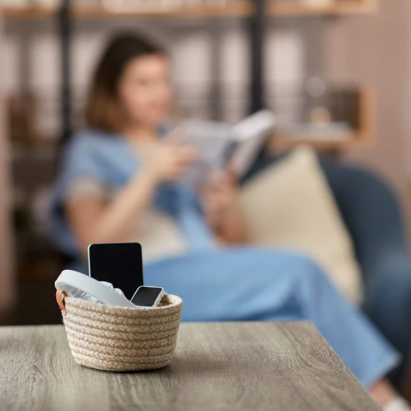 Femme en pleine digital detox lisant un livre