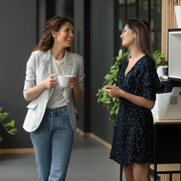 2 collègues discutant au bureau