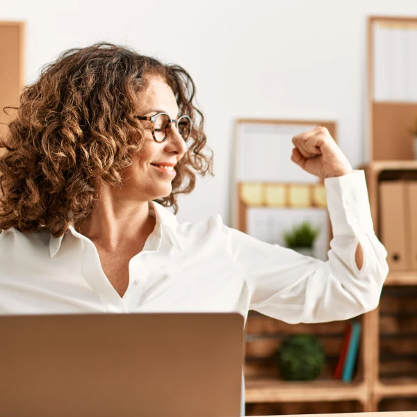 Femme musclée au bureau