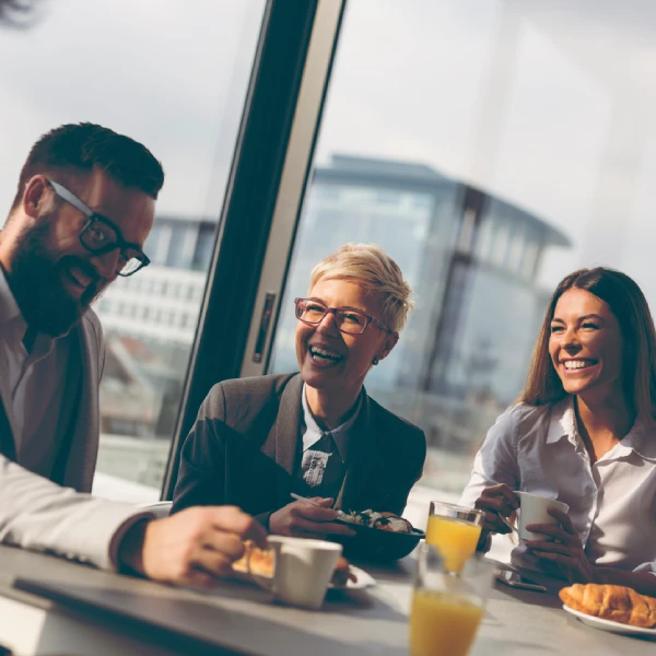 Petit-déjeuner entre collègues de bureau