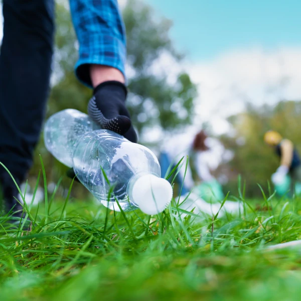 Ramassage de déchets dans la nature