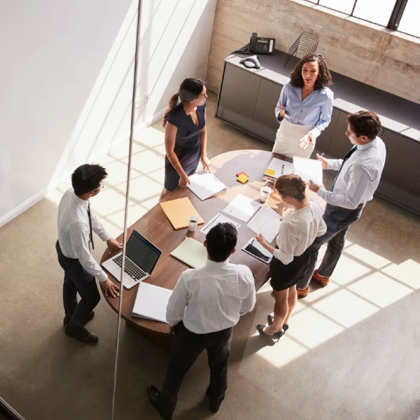 Réunion de travail debout