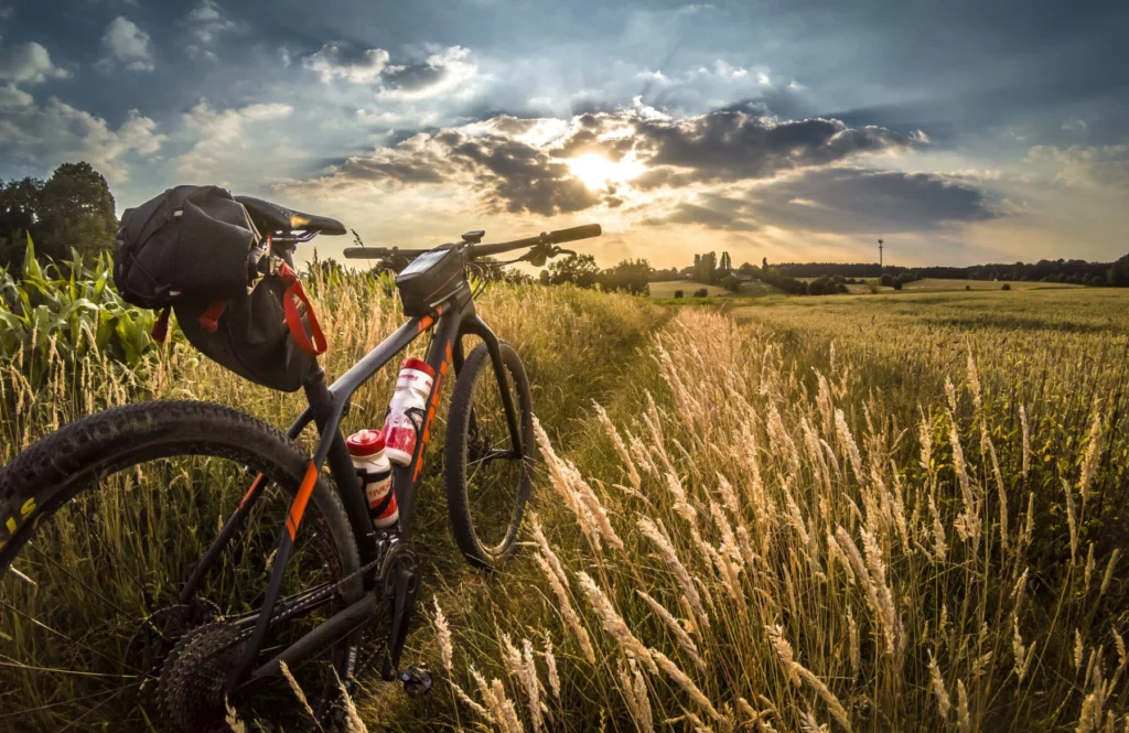 Partir à l'aventure à vélo au milieu des champs