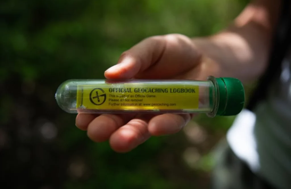 Capsule de geocaching renfermant un message