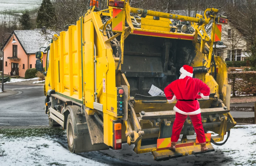 Père Noël sur une benne à ordures
