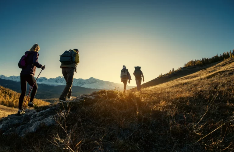 Randonneurs au coucher du soleil