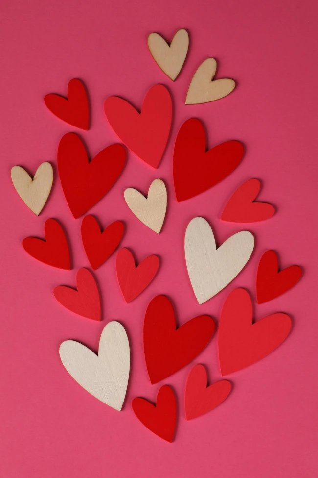 Coeurs collés sur une carte de Saint Valentin faite maison