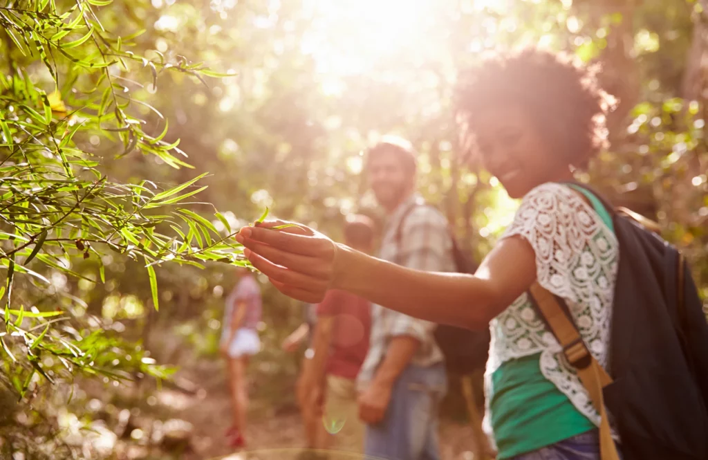 Eco-voyageur confirmé en balade en pleine nature