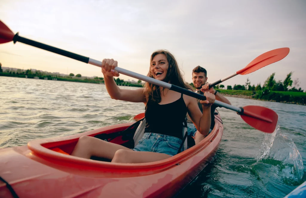 Couple souriant sur un kayak de mer