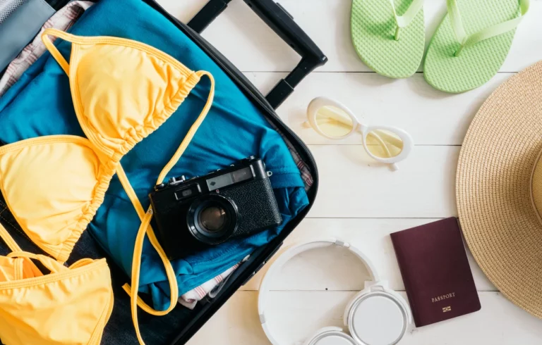 Valise ouverte pour un voyage zéro déchet