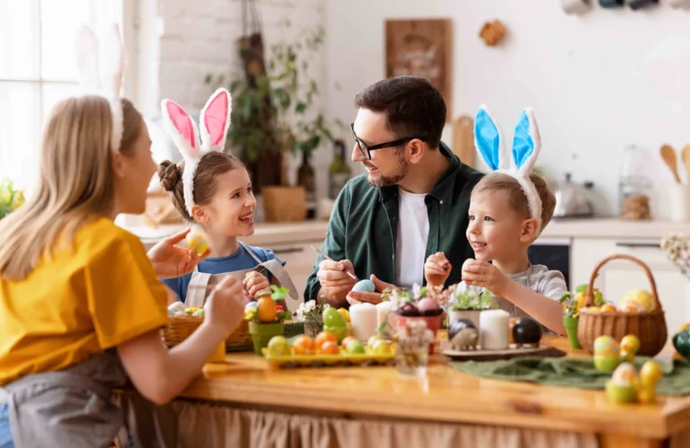 Famille en train de fabriquer sa décoration de Pâques