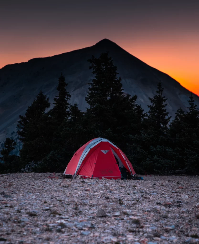 Bivouac responsable au pied d'une montagne