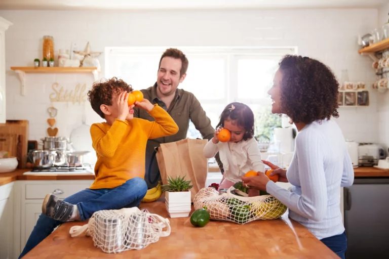 Famille qui tend vers le zéro déchet à la maison